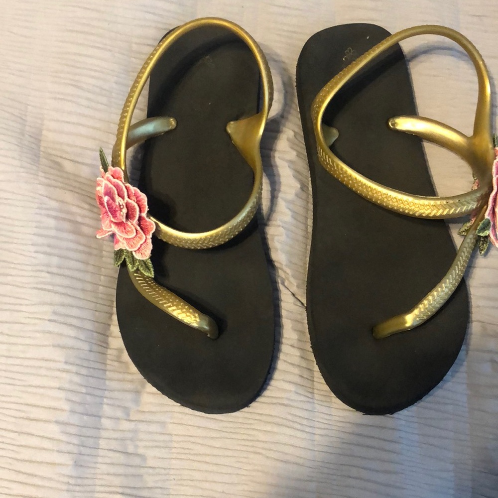 Joyfolie gold flip flops sz 3/4